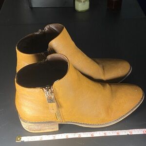 CHELSEE Chelsea 8 Women's Tan Ankle Boots side zip Zipper Details wood heel